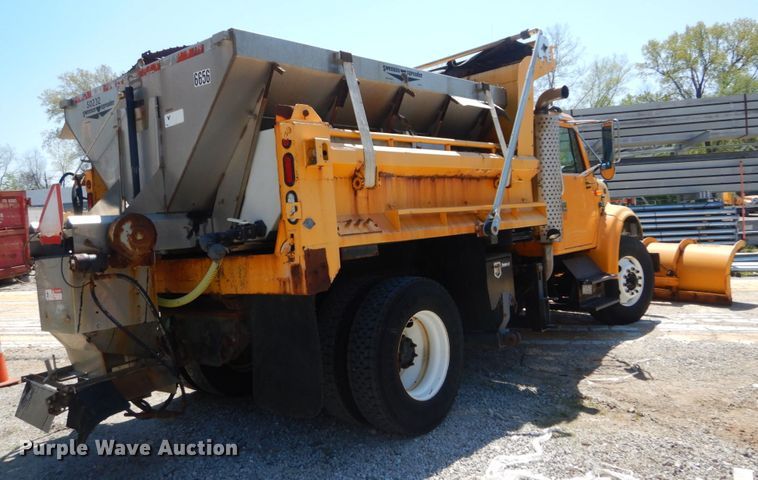 image for item IY9676 2002 International 4900  dump truck