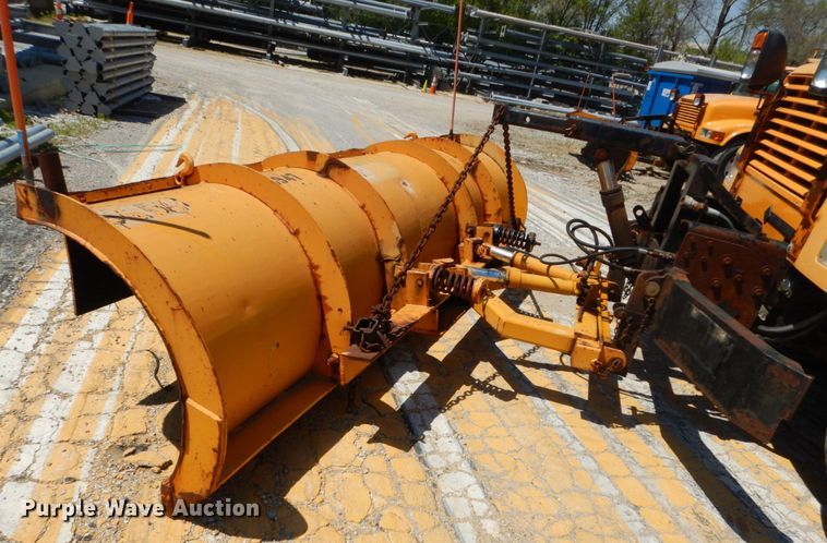 image for item IY9676 2002 International 4900  dump truck