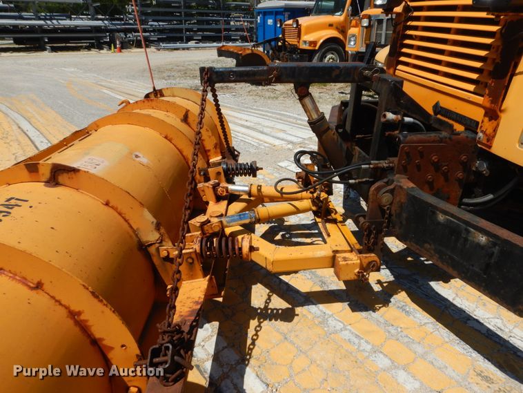 image for item IY9676 2002 International 4900  dump truck