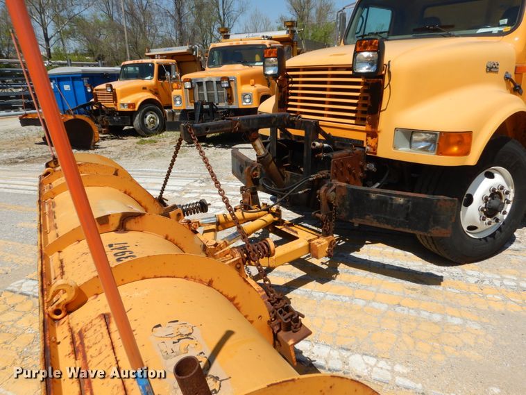 image for item IY9676 2002 International 4900  dump truck