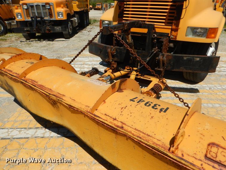 image for item IY9676 2002 International 4900  dump truck