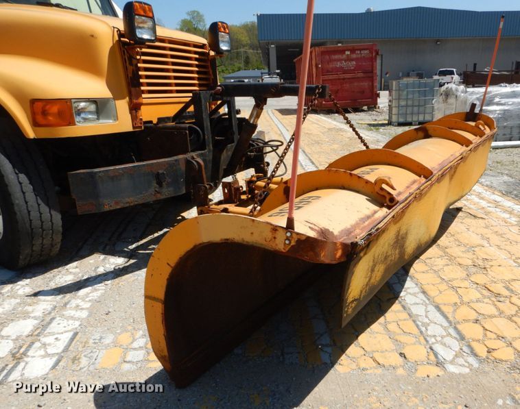 image for item IY9676 2002 International 4900  dump truck