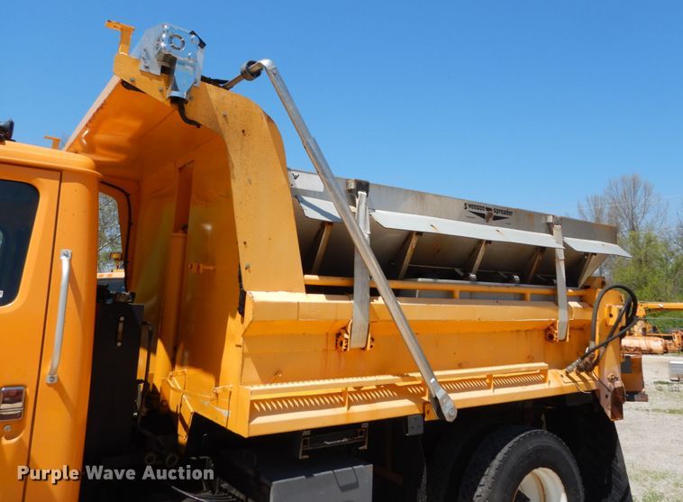 image for item IY9676 2002 International 4900  dump truck