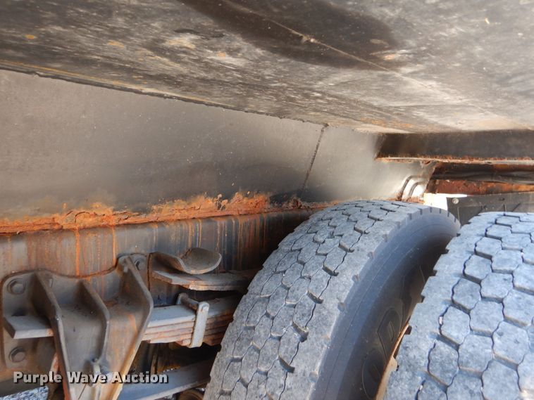 image for item IY9676 2002 International 4900  dump truck