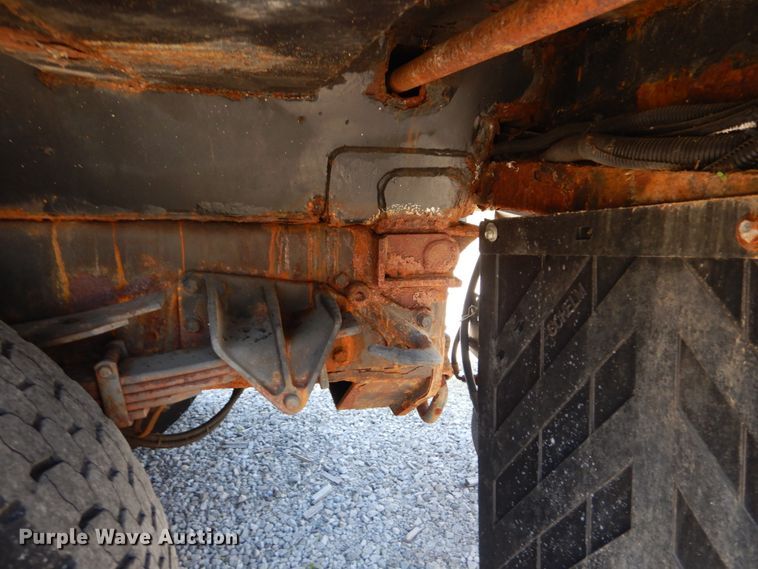 image for item IY9676 2002 International 4900  dump truck