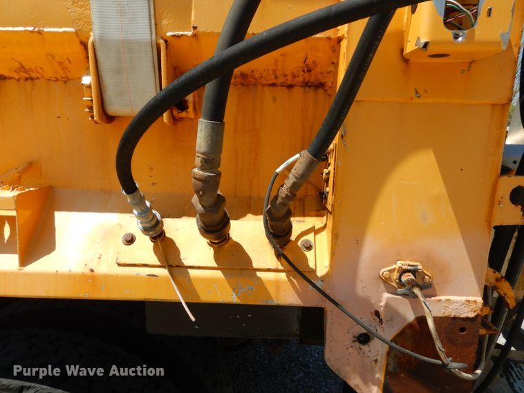 image for item IY9676 2002 International 4900  dump truck