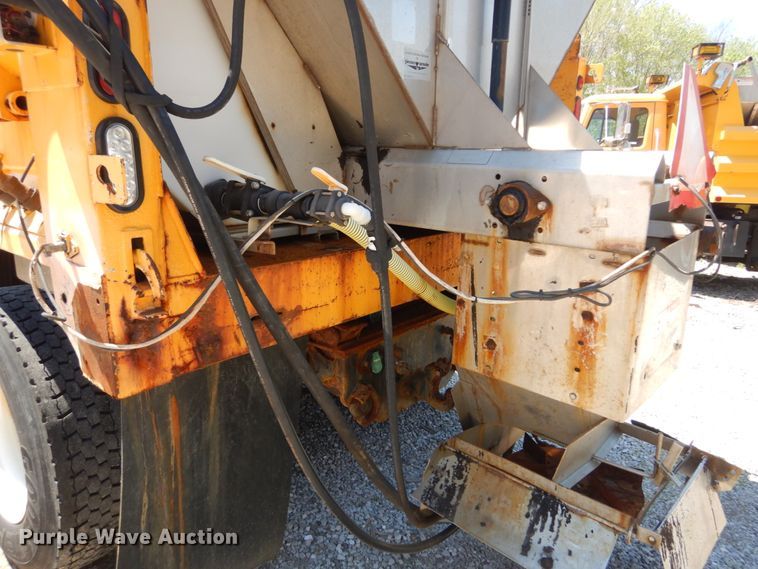 image for item IY9676 2002 International 4900  dump truck