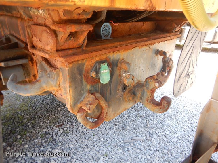 image for item IY9676 2002 International 4900  dump truck