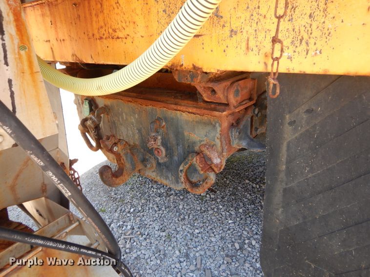 image for item IY9676 2002 International 4900  dump truck