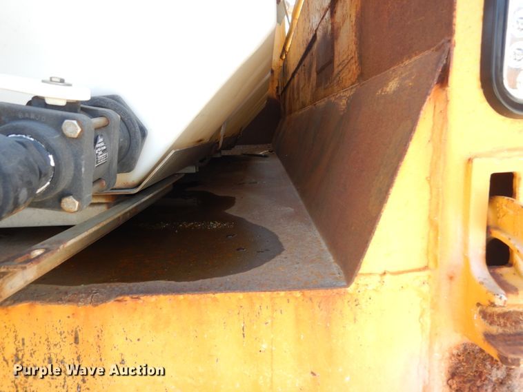 image for item IY9676 2002 International 4900  dump truck