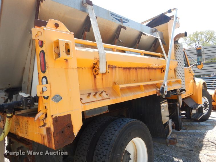image for item IY9676 2002 International 4900  dump truck