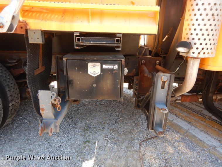 image for item IY9676 2002 International 4900  dump truck