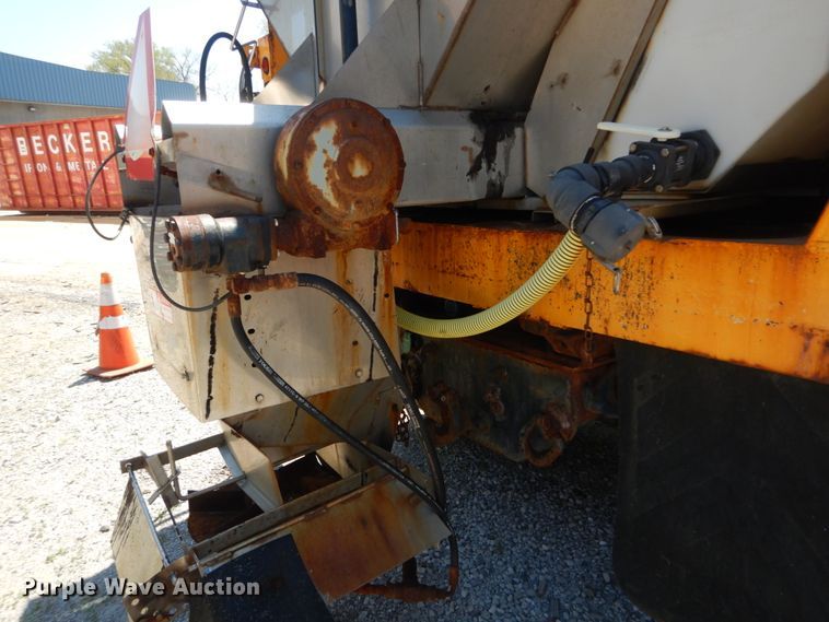 image for item IY9676 2002 International 4900  dump truck