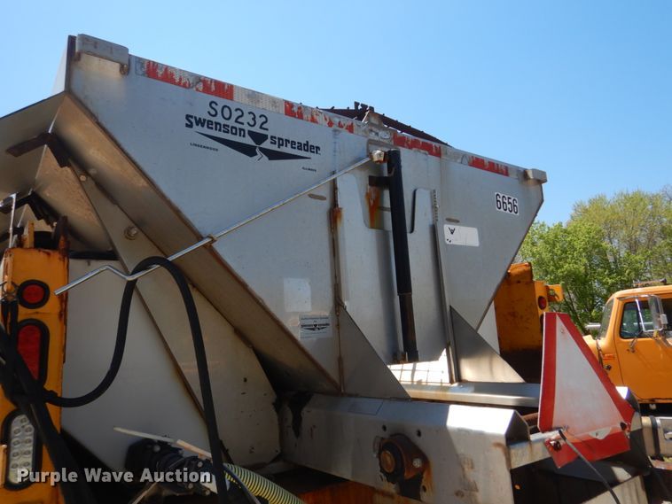 image for item IY9676 2002 International 4900  dump truck