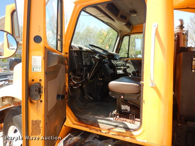 image for item IY9676 2002 International 4900  dump truck