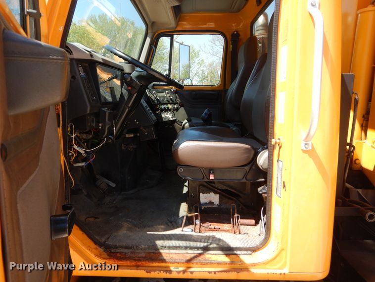 image for item IY9676 2002 International 4900  dump truck