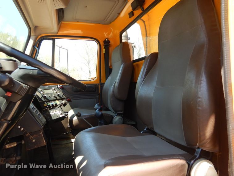 image for item IY9676 2002 International 4900  dump truck