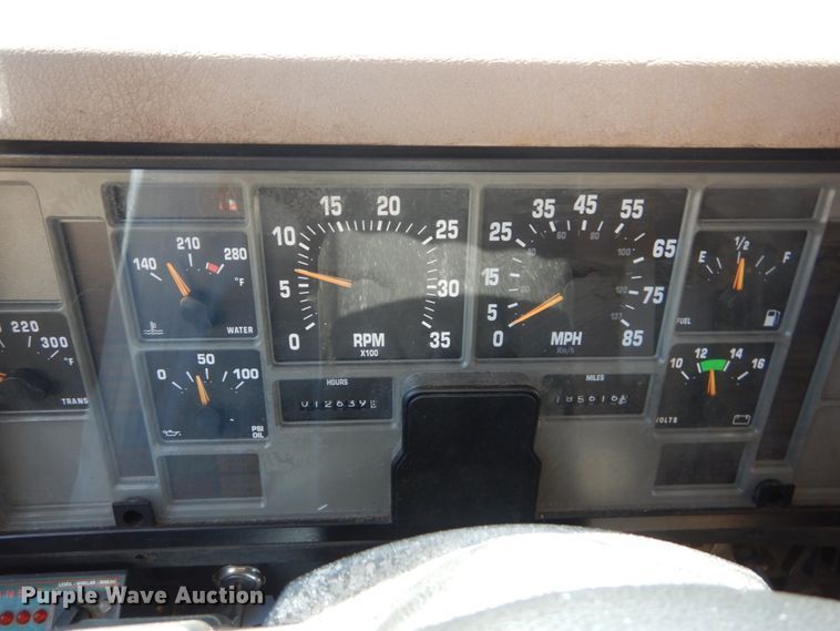 image for item IY9676 2002 International 4900  dump truck