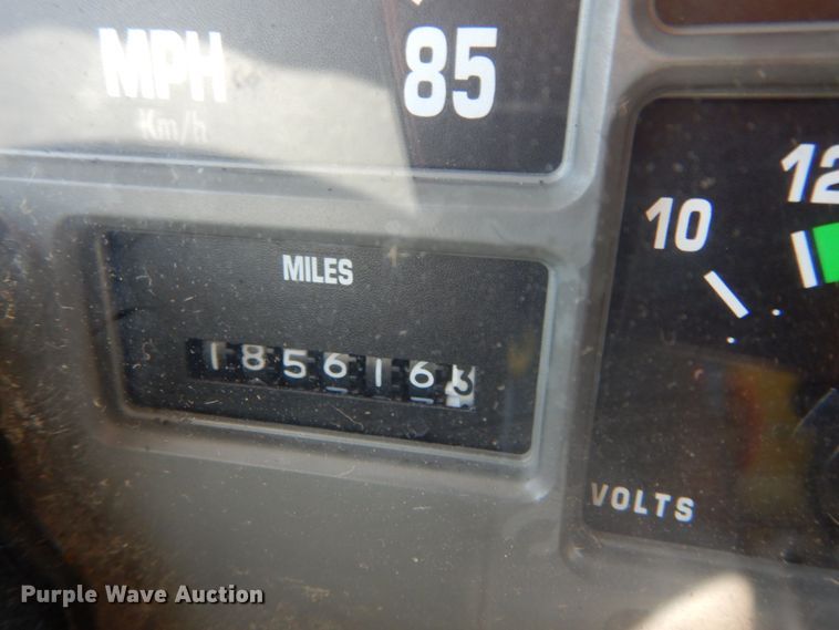 image for item IY9676 2002 International 4900  dump truck