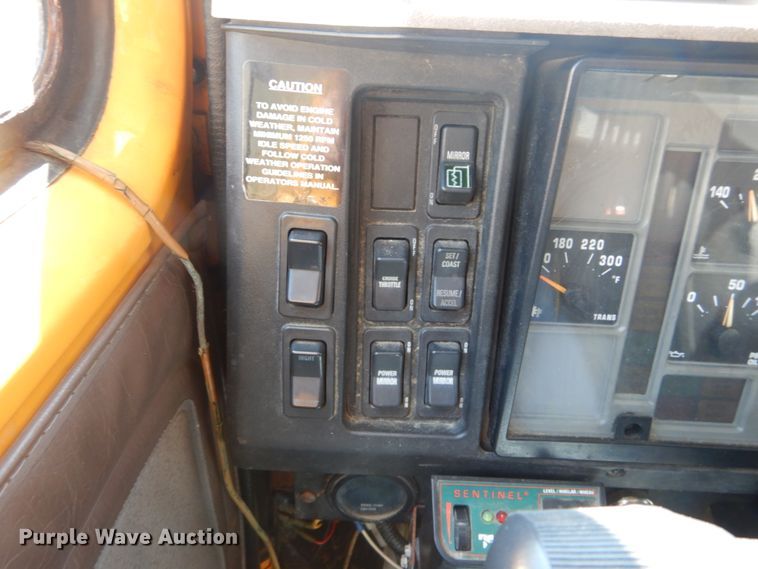 image for item IY9676 2002 International 4900  dump truck