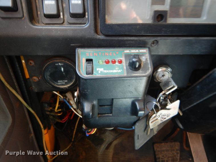 image for item IY9676 2002 International 4900  dump truck