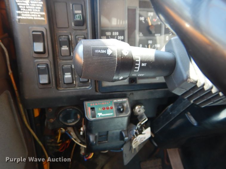 image for item IY9676 2002 International 4900  dump truck