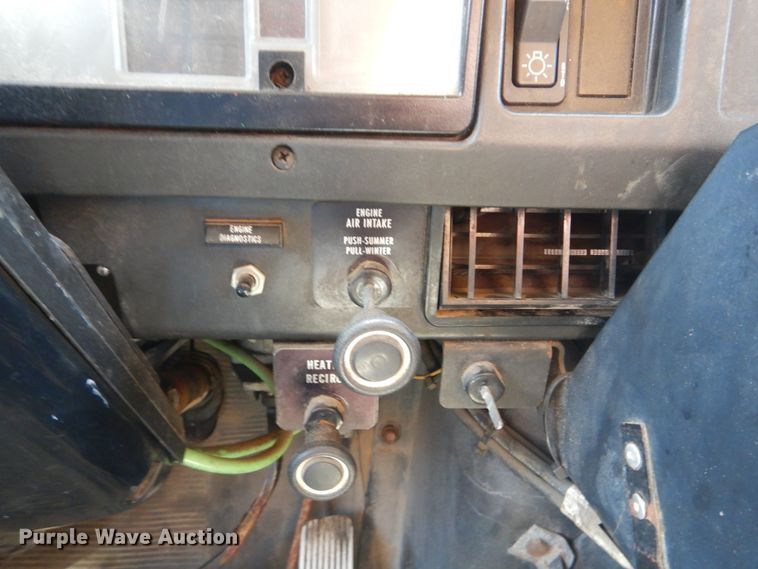 image for item IY9676 2002 International 4900  dump truck