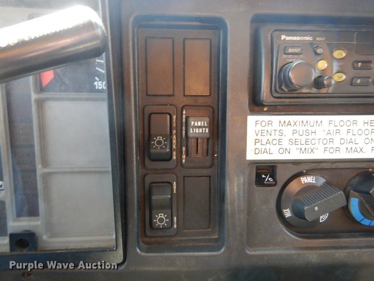 image for item IY9676 2002 International 4900  dump truck