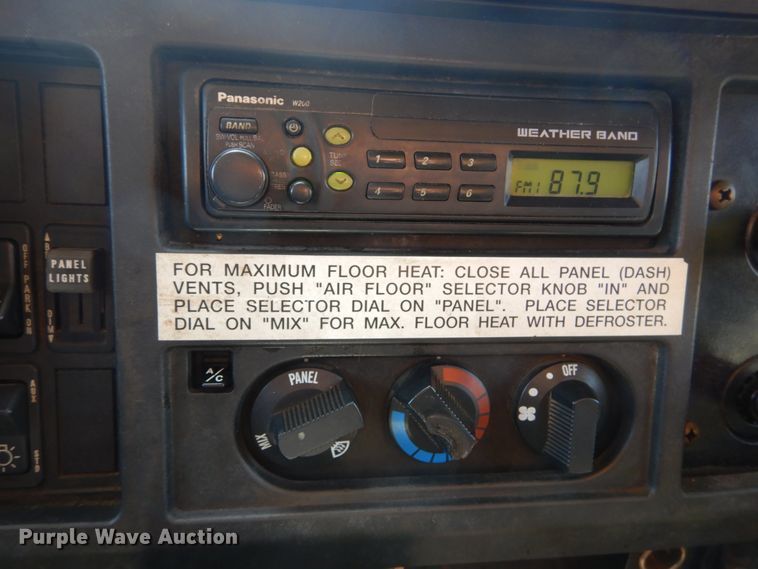 image for item IY9676 2002 International 4900  dump truck