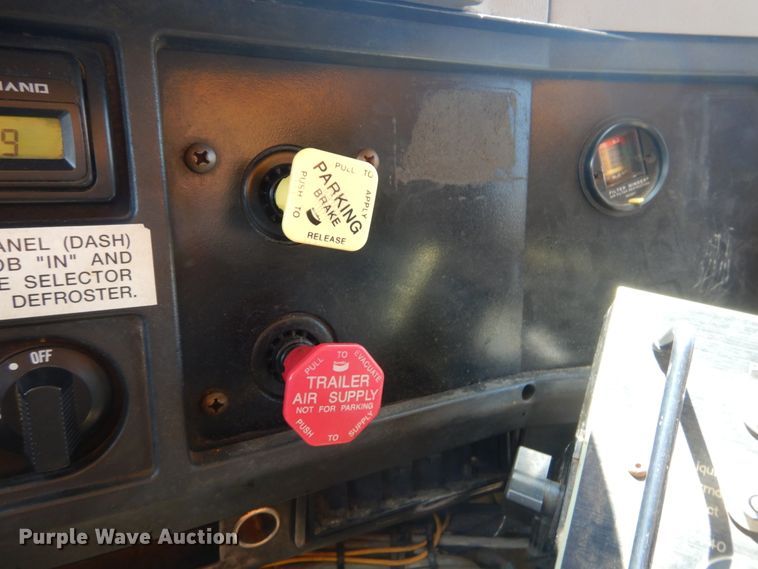 image for item IY9676 2002 International 4900  dump truck