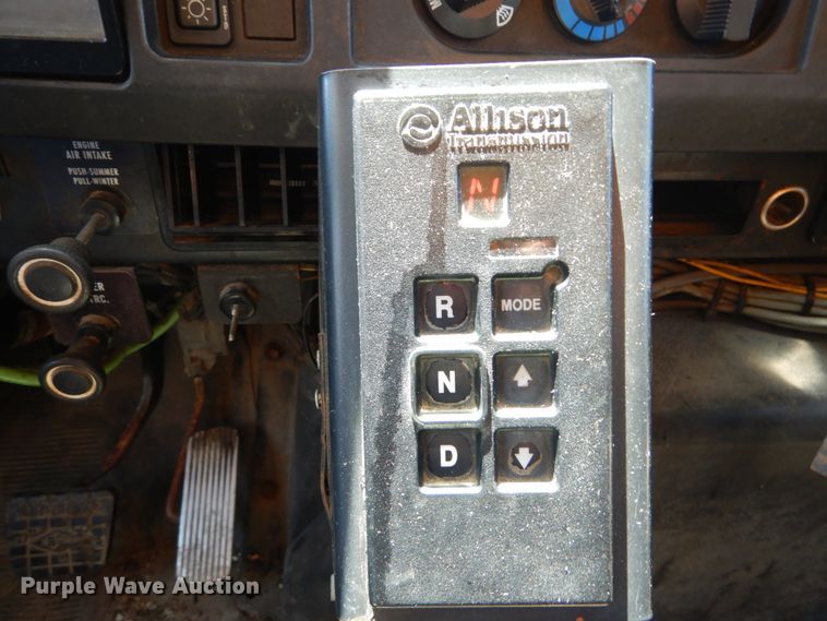 image for item IY9676 2002 International 4900  dump truck