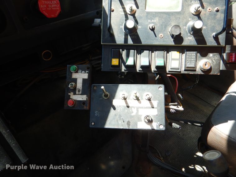 image for item IY9676 2002 International 4900  dump truck