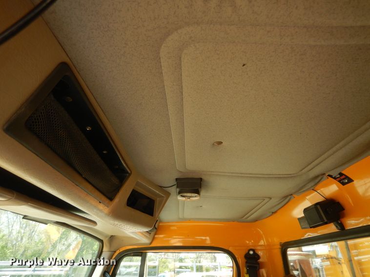 image for item IY9676 2002 International 4900  dump truck