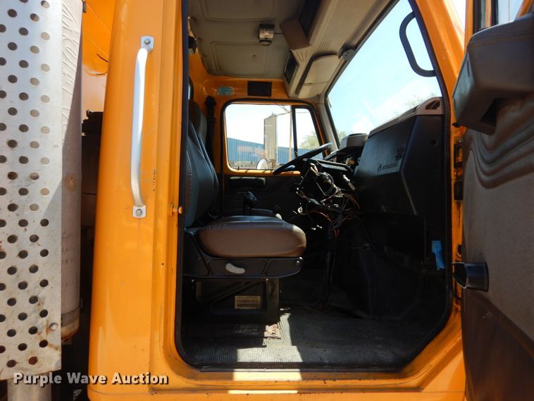 image for item IY9676 2002 International 4900  dump truck