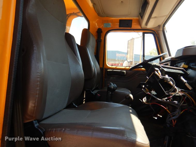 image for item IY9676 2002 International 4900  dump truck