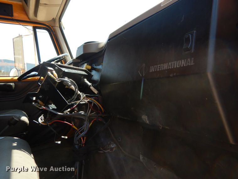 image for item IY9676 2002 International 4900  dump truck