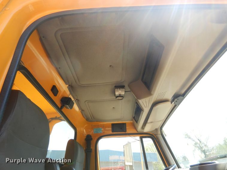 image for item IY9676 2002 International 4900  dump truck