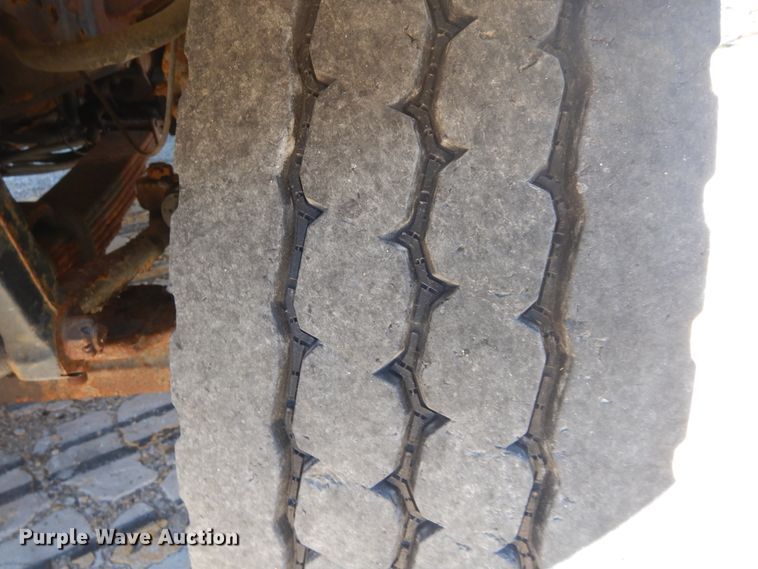 image for item IY9676 2002 International 4900  dump truck