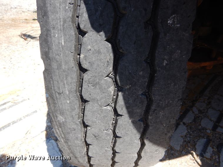 image for item IY9676 2002 International 4900  dump truck