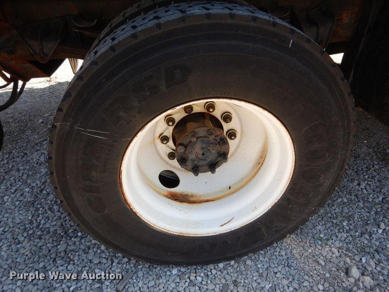 image for item IY9676 2002 International 4900  dump truck