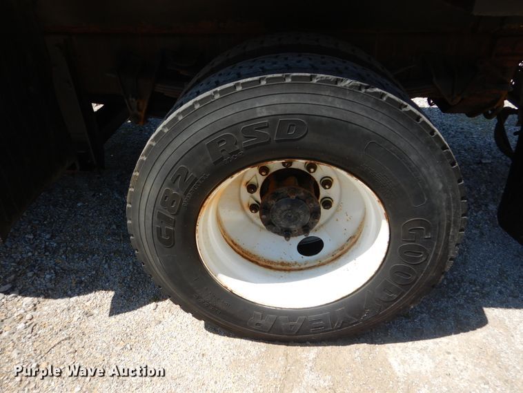 image for item IY9676 2002 International 4900  dump truck