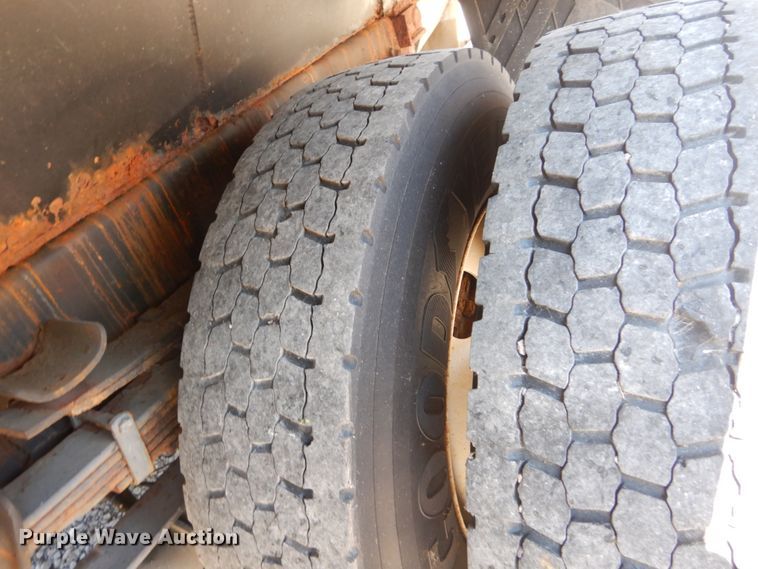 image for item IY9676 2002 International 4900  dump truck