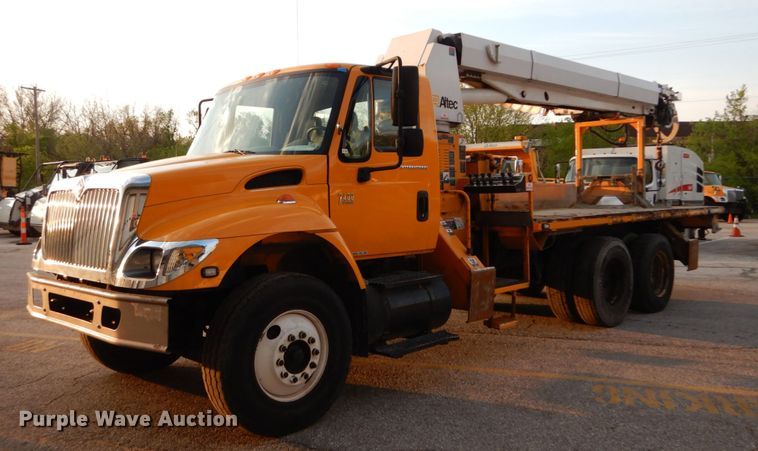 image for item IY9681 2006 International 7400  digger derrick truck