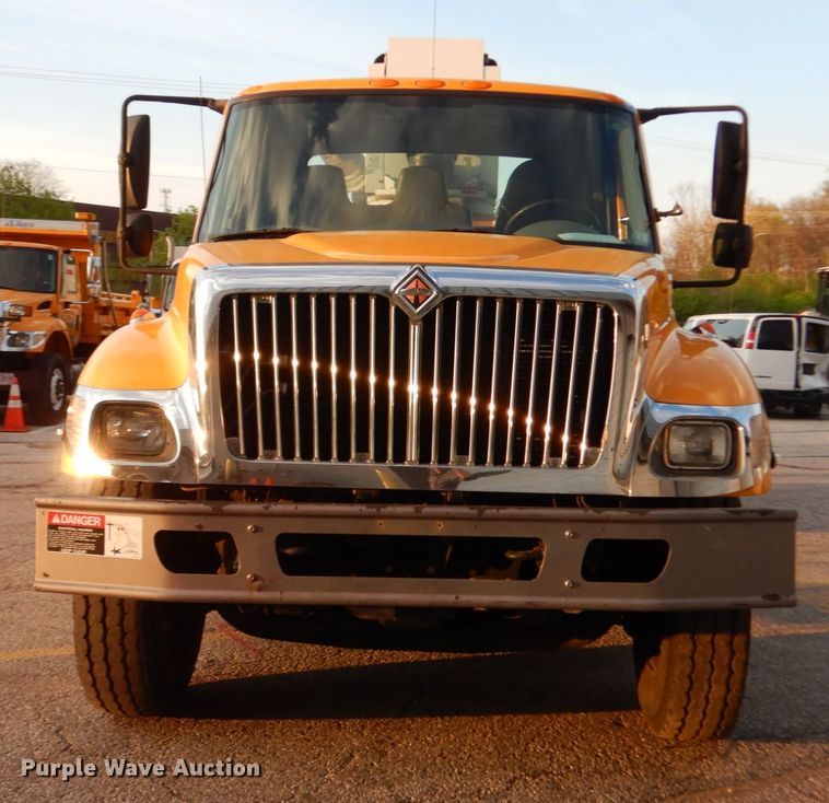 image for item IY9681 2006 International 7400  digger derrick truck