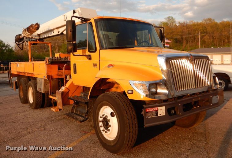 image for item IY9681 2006 International 7400  digger derrick truck