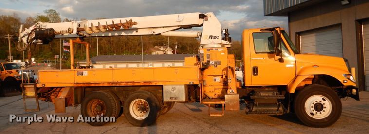 image for item IY9681 2006 International 7400  digger derrick truck