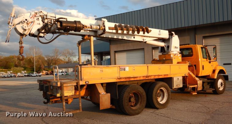 image for item IY9681 2006 International 7400  digger derrick truck