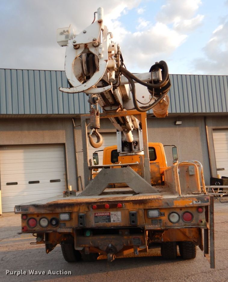 image for item IY9681 2006 International 7400  digger derrick truck