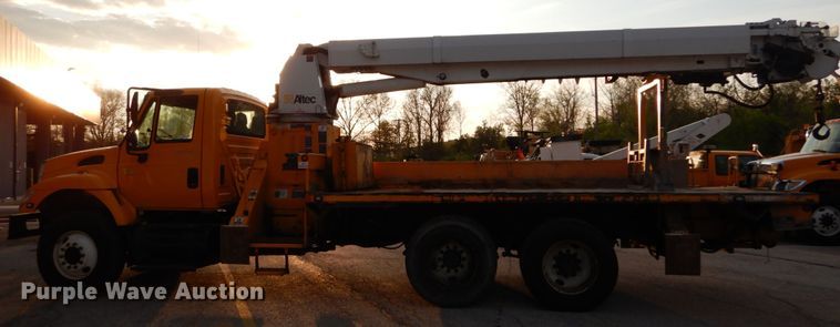 image for item IY9681 2006 International 7400  digger derrick truck