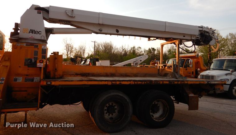 image for item IY9681 2006 International 7400  digger derrick truck